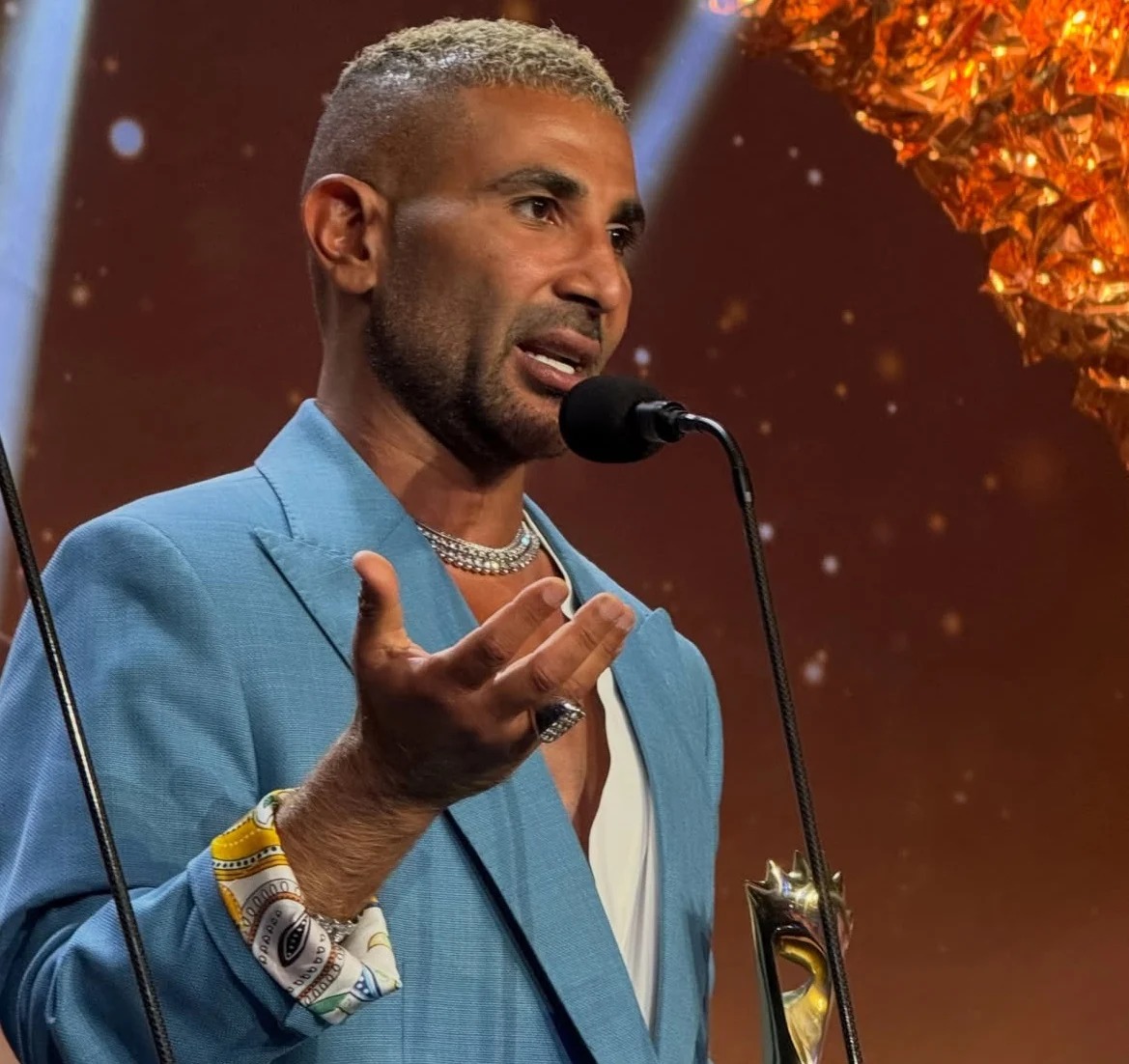 أحمد سعد يشارك بصورة نادرة في ترند الثمانينيات ويعلّق ساخراً