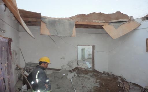 اصابة 4 مواطنين في انهيار سقف منزل بغزة