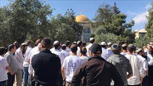 عشرات المستوطنين المتطرفين يقتحمون المسجد الأقصى