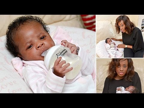 بالفيديو  ..  طفلة تُرضع نفسها