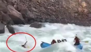 بالفيديو ..  مغامرة جنونية انتهت بشكل مأساوي في الهند