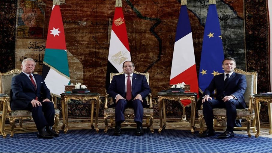 الملك والرئيسان المصري والفرنسي يجرون اتصالا هاتفيا مع الرئيس الأمريكي