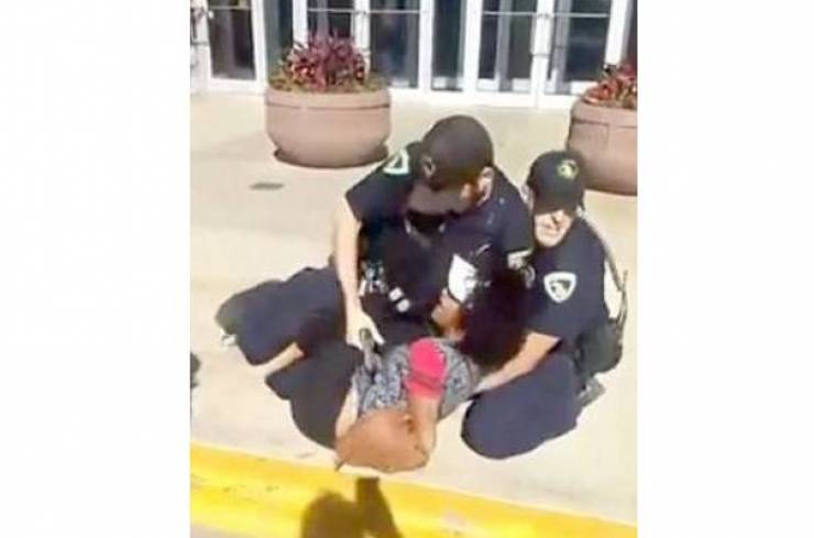 فيديو: لشرطيين يضربان فتاة في مركز تجاري!!