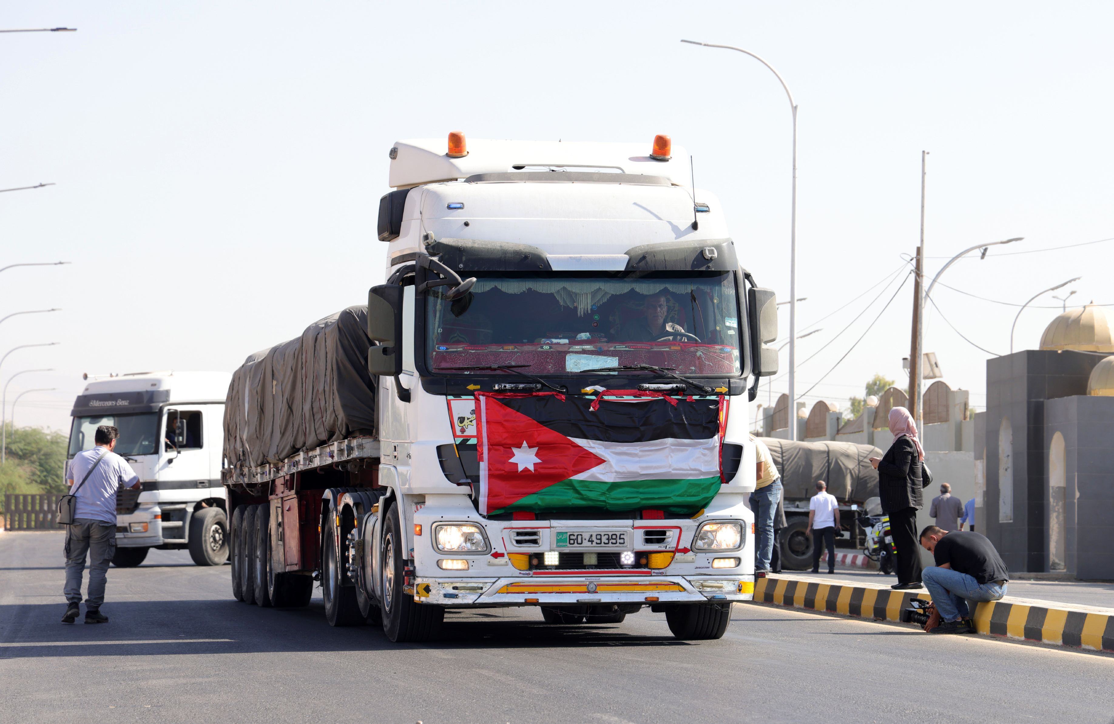 الأردن يدين بأشد العبارات اعتداء مستوطنين إسرائيليين على قافلتي مساعدات أردنية 