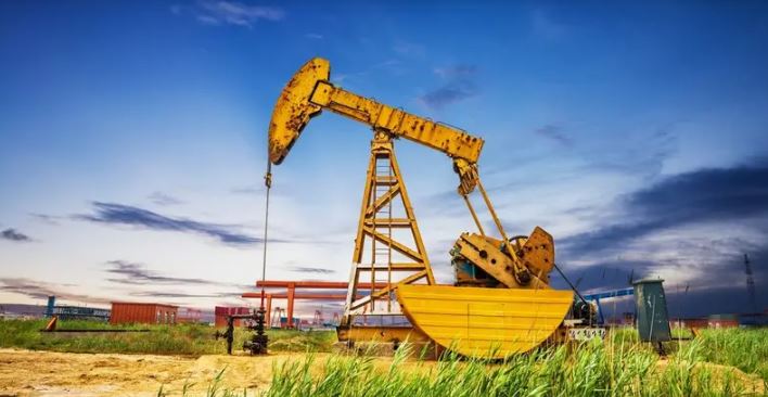النفط يخسر نحو 4% مع فرض أميركا رسوماً على الصين بنسبة 104%