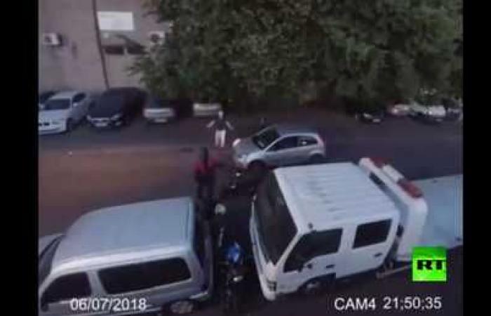 بالفيديو ..  شاهد كيف تعامل شاب مع لصين مسلحين