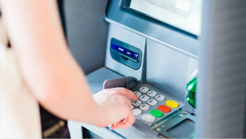 سرقة ملايين الدولارات من ماكينات الصراف الآلي باستخدام فلاشة ..  ما القصة؟