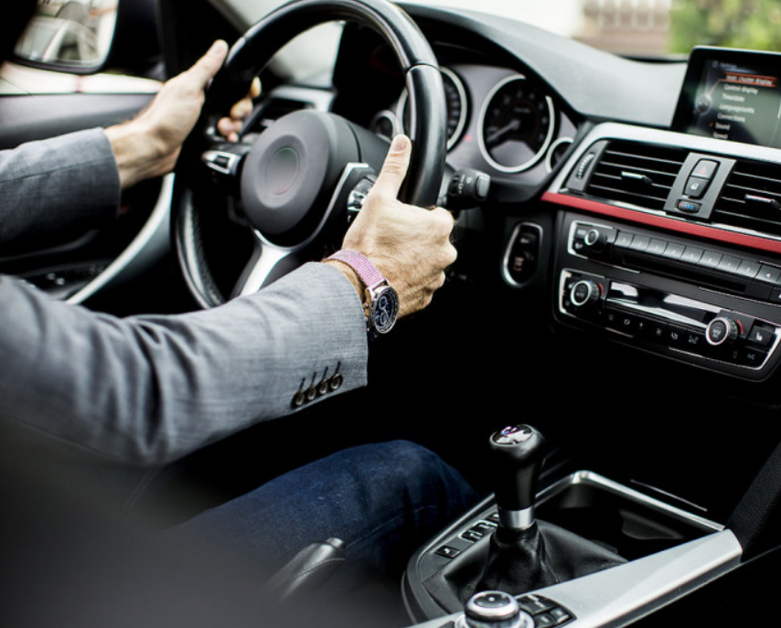 ما هي أسباب اهتزاز السيارة أثناء القيادة على الطرق؟