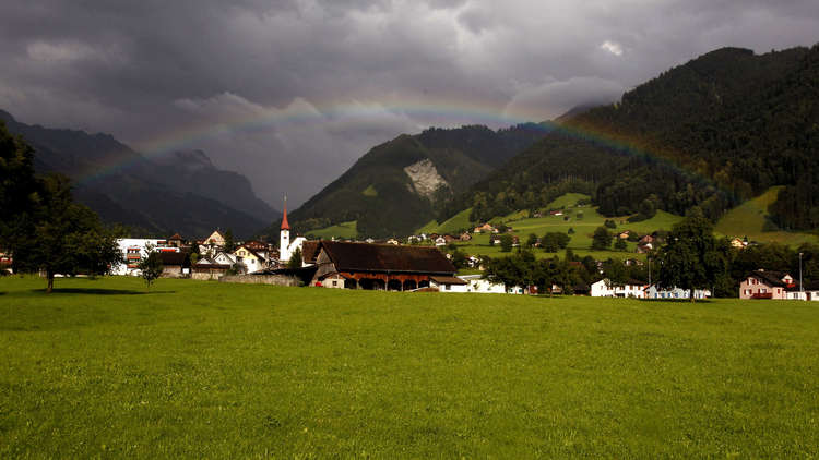 بالصور .. قرية سويسرية تعرض 25 ألف دولار لمن يعيش فيها تعرف عليها 