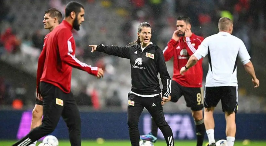 أولها غرفة الملابس ..  4 تحديات مرعبة تنتظر أول امرأة تقود فريقاً من الرجال 