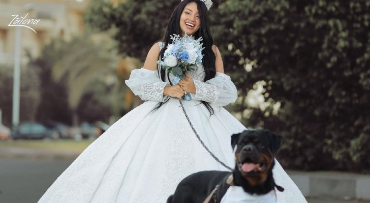 بالفيديو والصور  ..  سيدة مصرية تتزوج من كلب وتُحدث ضجة على مواقع التواصل  