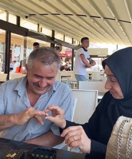 بعد 26 عاماً ..  فتاة ترد الجميل لوالديها بهدية "غير متوقعة" - فيديو