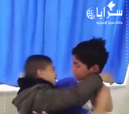 لحظة مؤثرة ..  صديق الطفل المحروق في مدرسة الرصيفة يزوره في المستشفى  ..  فيديو 