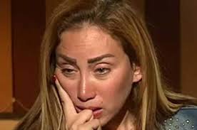 بالفيديو  ..  مذيعة مصرية مشهورة تنهار من البكاء بعد تحرش 6 شباب بها في مارينا