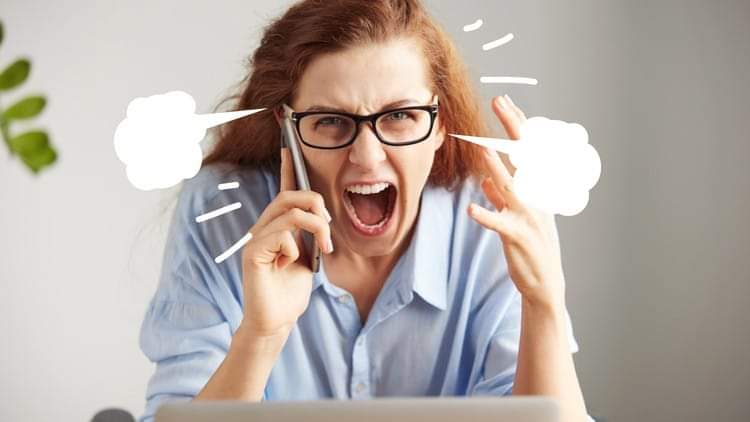 لا أستطيع التحكم بغضبي وأتعامل بقسوة مع أمي وأخواتي!!