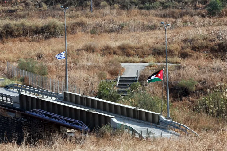 الاحتلال يزعم إحباط محاولة "تهريب أسلحة" على الحدود مع الأردن