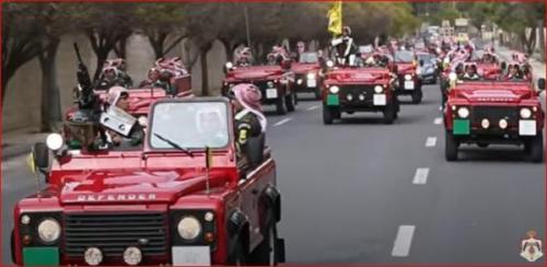 الموكب الأحمر يتجه إلى قصر زهران استعداداً لبدء مراسم الزفاف الملكي