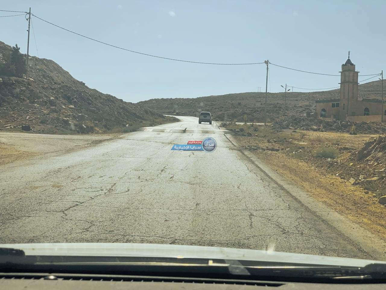 بالصور .. مطب موقعه خطر على طريق وادي موسى - معان ..  ويكشف عن تداخل الصلاحيات بين مديريتين خدميتين ..  