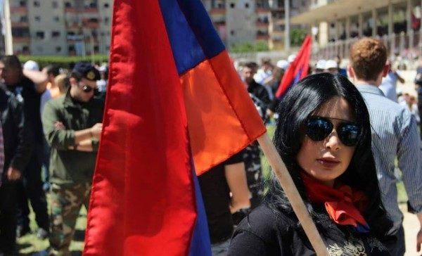 بالصور و الفيديو  ..  ماريا تشارك فى مسيره حاشده ببيروت فى ذكرى مرور مائه عام على مذبحه الأرمن
