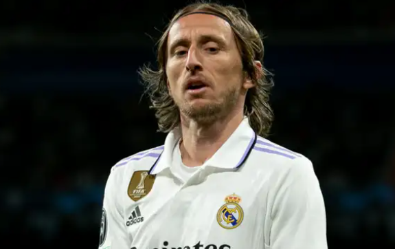 بحثًا عن معجزة  ..  لوكا مودريتش يلجأ إلى "مشعوذة" المشاهير للتعافي من إصابته!