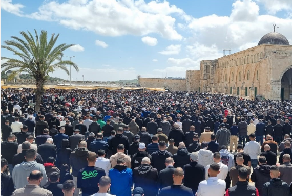 120 ألفا يؤدون صلاة الجمعة الثانية من رمضان في الأقصى
