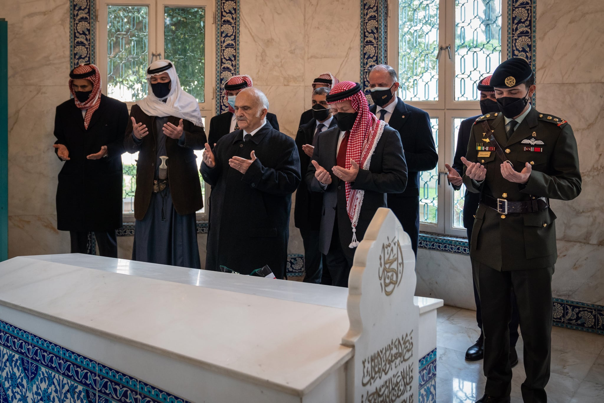 بالفيديو ..  الديوان الملكي ينشر لقطات لزيارة الملك و ولي العهد و الأمير حمزة و عدد من الأمراء لضريح الملك الحسين اليوم