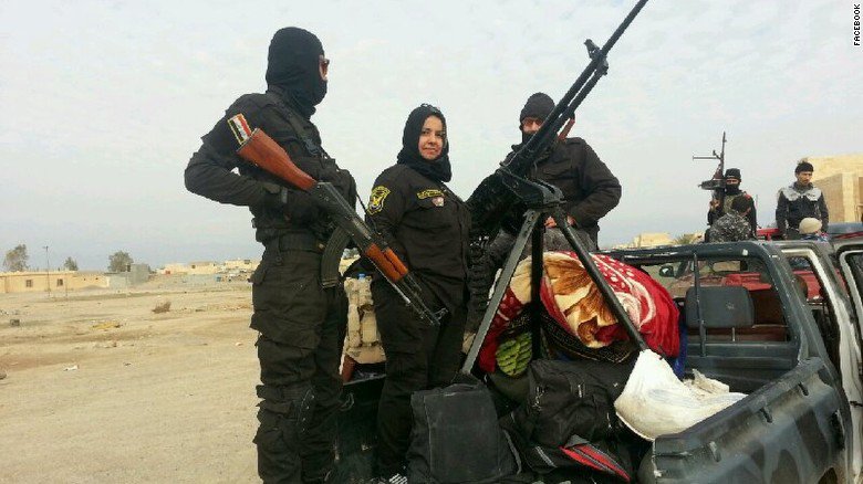 بالصور  ..  امرأة مقاتلة عراقية تقود كتيبة مكونة من 70 رجلا ضد تنظيم "داعش الارهابي"
