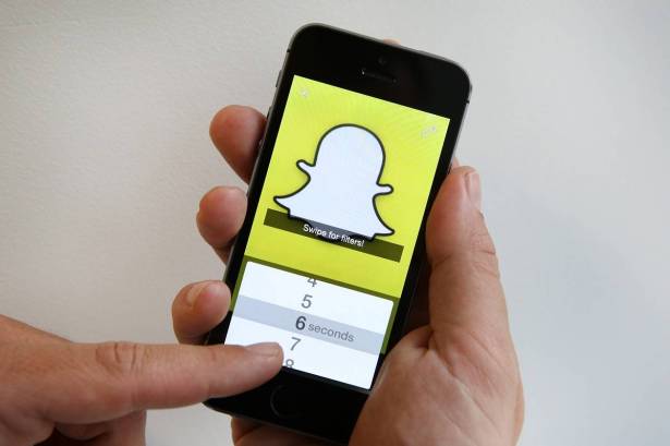 الى محبي "سناب شات": إليكم كيفية تحميل صوركم على التطبيق وكأنها صور فورية!