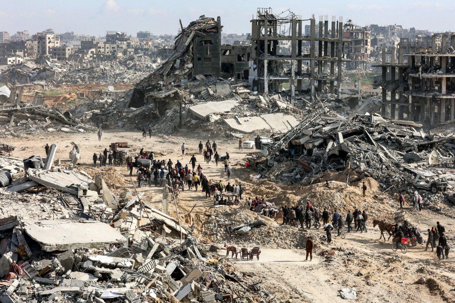 37 شهيدا بغزة والاحتلال يحكم حصاره الطبي