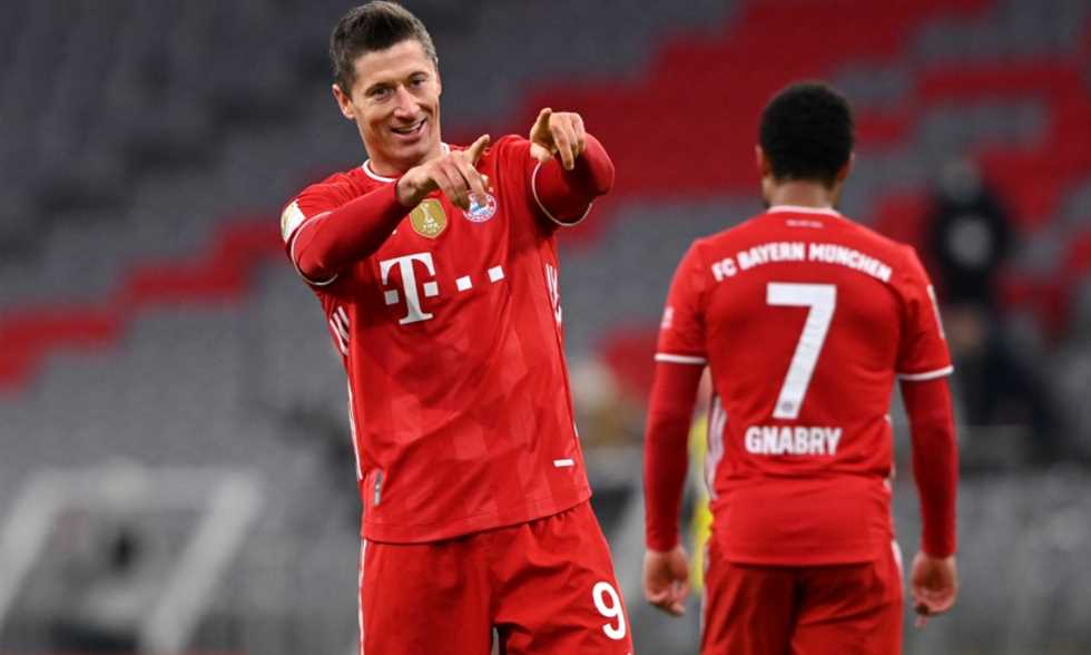 بالفيديو والصور  ..  ليفاندوفسكي يصنع التاريخ بـ"هاتريك" مع البايرن ضد دورتموند
