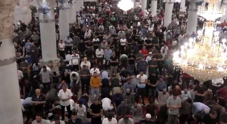 بث مباشر  ..  رغم إجراءات الاحتلال الاسرائيلي ..  آلاف الفلسطينيين يدخلون المسجد الأقصى لإحياء ليلة القدر  