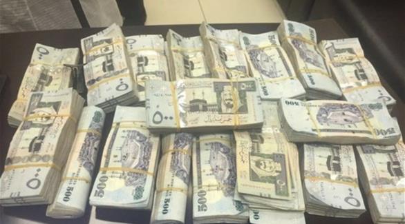 السعودية: مسافر يحاول تهريب مليوني ريال داخل ملابسه