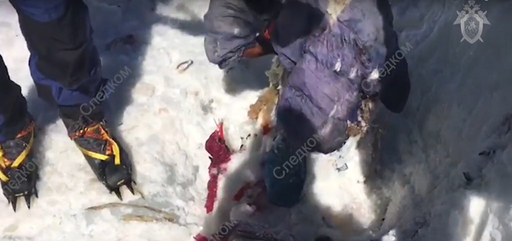 بالفيديو ..  لحظة العثور على جثة امرأة غمرتها الثلوج قبل 30 عاما