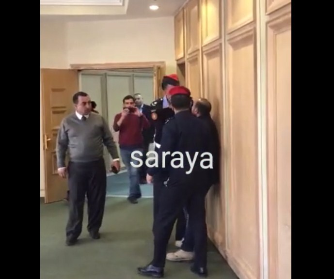 شاب " ما فيكم زلمة بالمجلس" يطالب النواب بوظيفة لسداد ديونه 
