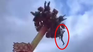 الفيديو ..  صبي ينزلق ويسقط من لعبة في ملاهي