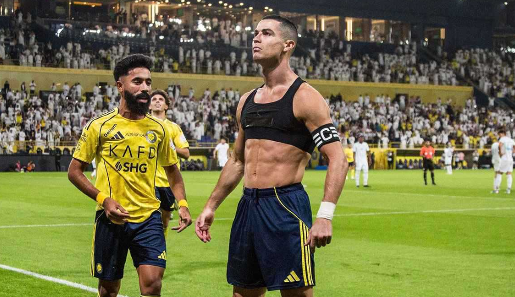رونالدو يصل للهدف رقم 800 بمسيرته مع الأندية بعد اكتساح الفتح بخماسية