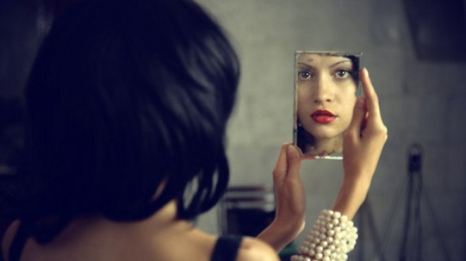 تفسير حلم النظر في المرآة للعزباء