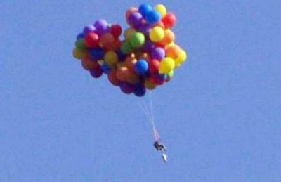 كندي يقفز من طائرة في كرسي ربط فيه بالونات هيليوم
