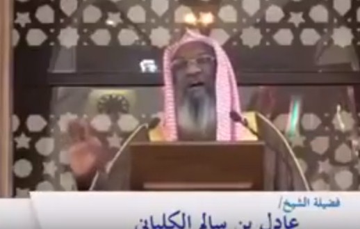 بالفيديو  ..  هكذا أحرج إمام الحرم المكي أحد المصلين كان يلعب بهاتفه الجوال أثناء خطبة الجمعة