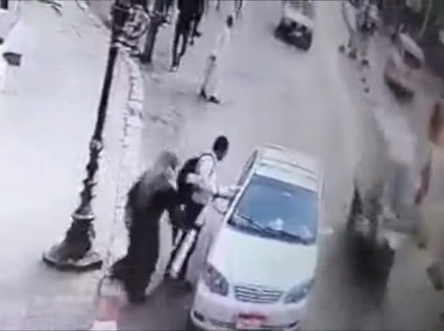 بالفيديو  ..  سيدة مصرية تعتدي على المارة وسط الشارع
