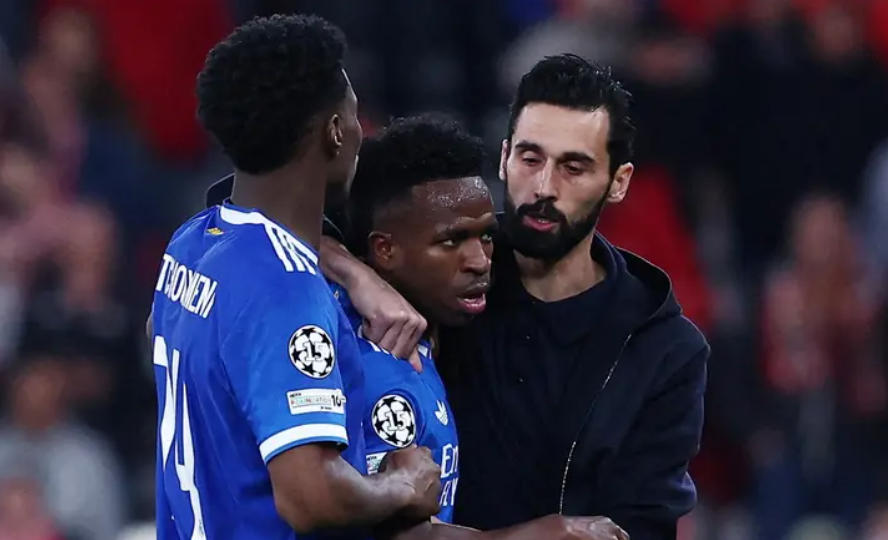 مدرب ريال مدريد يهدد: سنترك الملعب إذا تعرض فينيسيوس للعنصرية