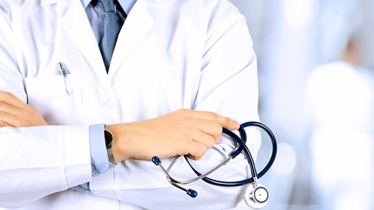 عضو مجلس نقابة الأطباء: الخلل في التشكيلات الإدارية بوزارة الصحة أحد أسباب نقص الأطباء