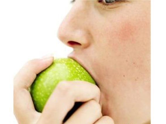 تفاحة خضراء يوميًا تخلصك من اضطرابات السمنة