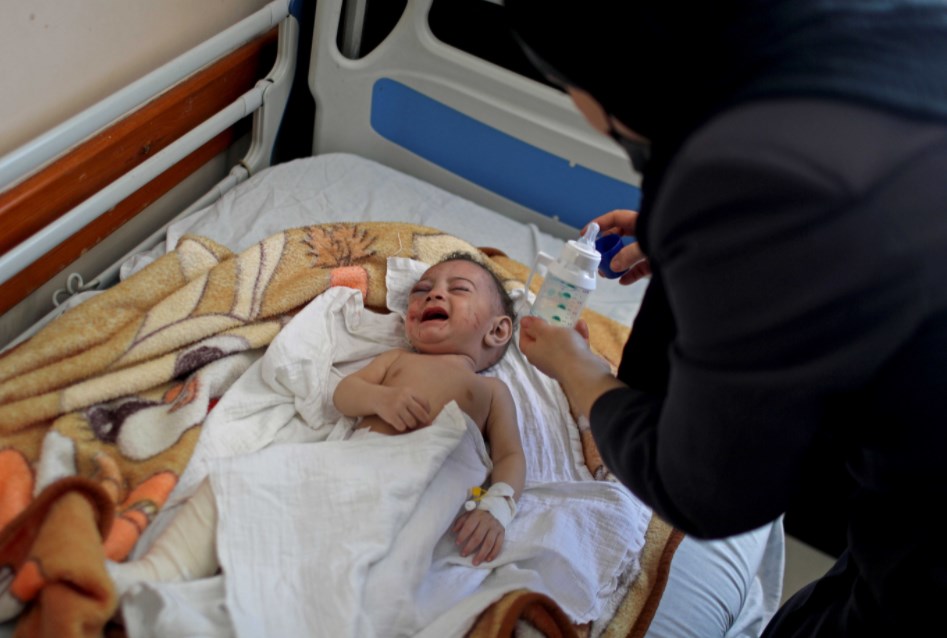 قصة "الرضيع المعجزة" ..  خرج حيا من تحت الأنقاض بعد استشهاد 10 من أفراد عائلته في غزة