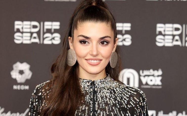 هاندا أرتشيل تلفت الانتباه بنظراتها لقصي خولي في مهرجان البحر الأحمر