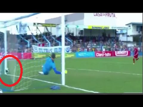 بالفيديو .. شاهد أغرب ضربة جزاء لأتعس حظ لاعب!
