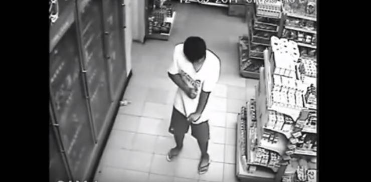 فيديو: لقطات مروعة للحظة لبس "جن" لرجل داخل محل!!