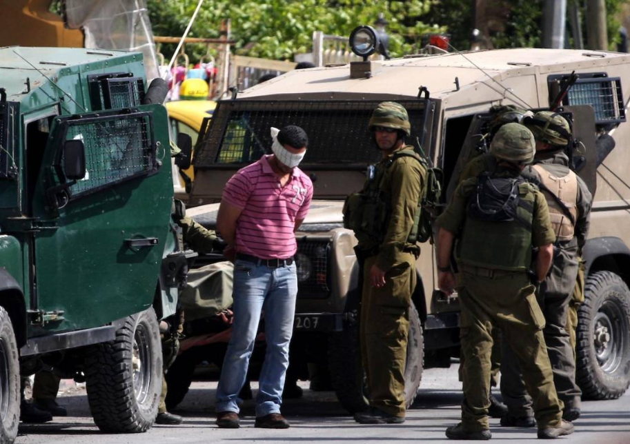 5 معتقلين من الضفة فجراً ومستوطنون يحرقون مركبات في المغير