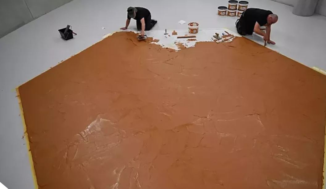 متحف هولندي يغطي أرضيته بزبدة الفول السوداني ..  والسبب أغرب مما تتخيل