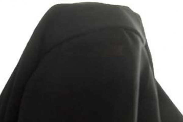 حزب في بريطانيا  يطرد أحد أعضائه بعدما شبه النقاب بـ "كيس القمامة"